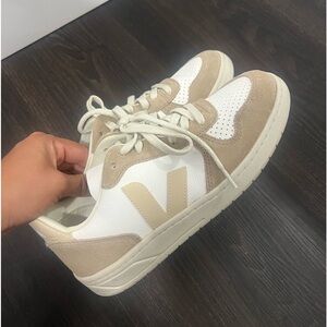 VEJA SNEAKER